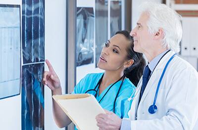 L’infirmière et le médecin examinent la feuille de radiographie