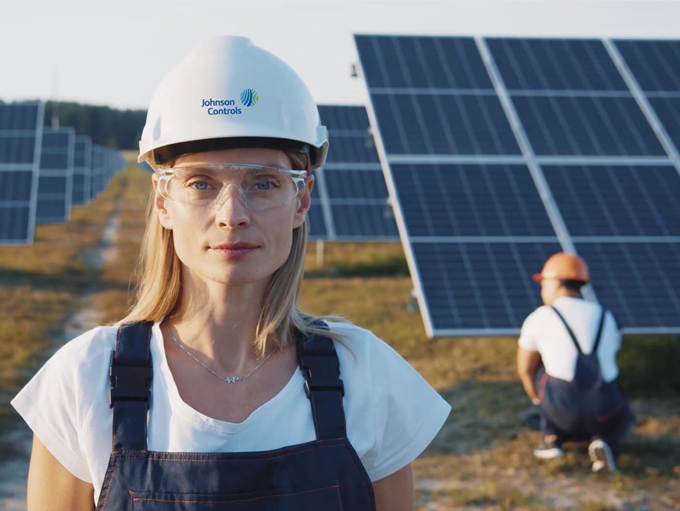Employée devant un centrale solaire