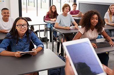 Les étudiants font face au corps professoral dans la salle de classe